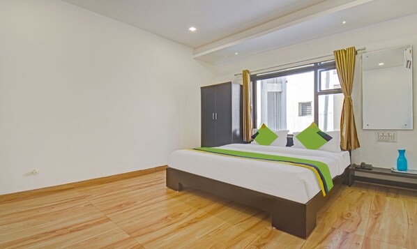 Deluxe Room | 1 bedroom, desk, iron/ironing board