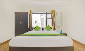 Deluxe Room | Desk, iron/ironing board - Treebo Villa Inn Aurangabad (Chhatrapati Sambhajinagar)