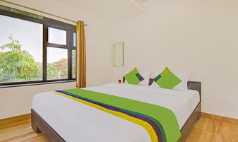 Habitación Deluxe | Escritorio y tabla de planchar con plancha