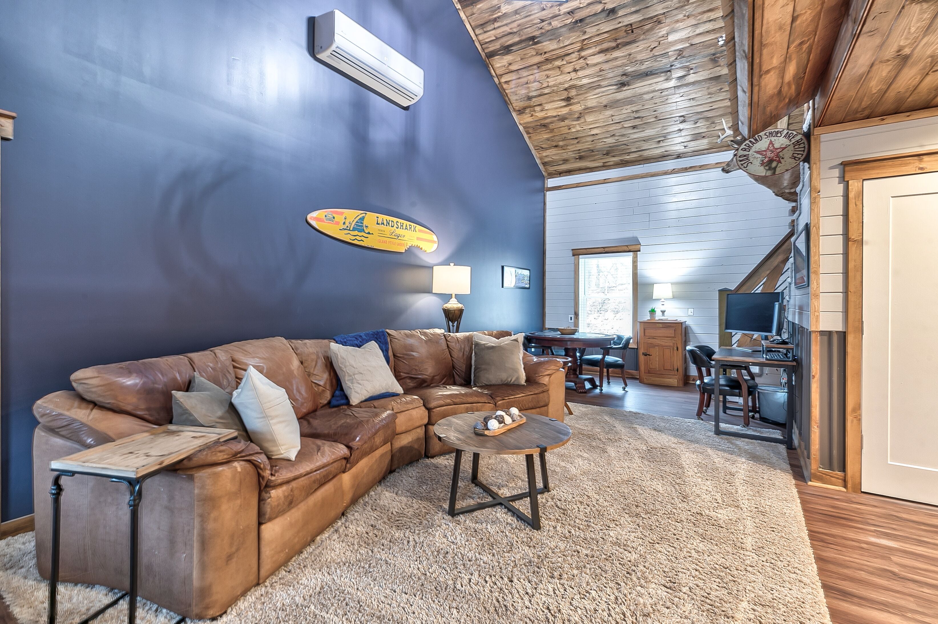 TV connectée, cheminée, écrans d'ordinateur