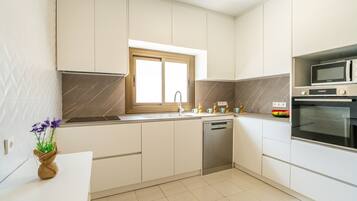 Réfrigérateur, micro-ondes, four, lave-vaisselle