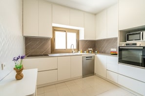 Geladeira, micro-ondas, fogão, lava-louças
