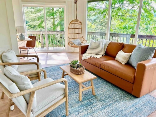 Stylish & Bright Downtown Gem ~ Mountain Views!