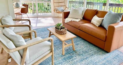 Stylish & Bright Downtown Gem ~ Mountain Views!