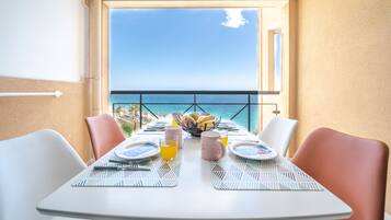 Appartement, salle de bains attenante (Vue Mer et Piscine - 665) | Vue depuis lâhĂ©bergement