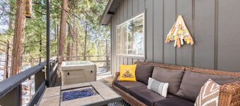 Stylish Treetop Cabin with Jacuzzi & Sauna in the Arnold Woods