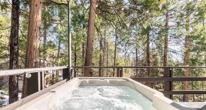 Stylish Treetop Cabin with Jacuzzi & Sauna in the Arnold Woods