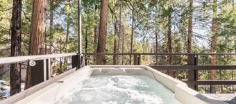 Stylish Treetop Cabin with Jacuzzi & Sauna in the Arnold Woods