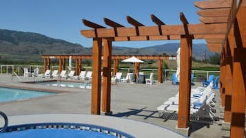 Alberca al aire libre y alberca climatizada