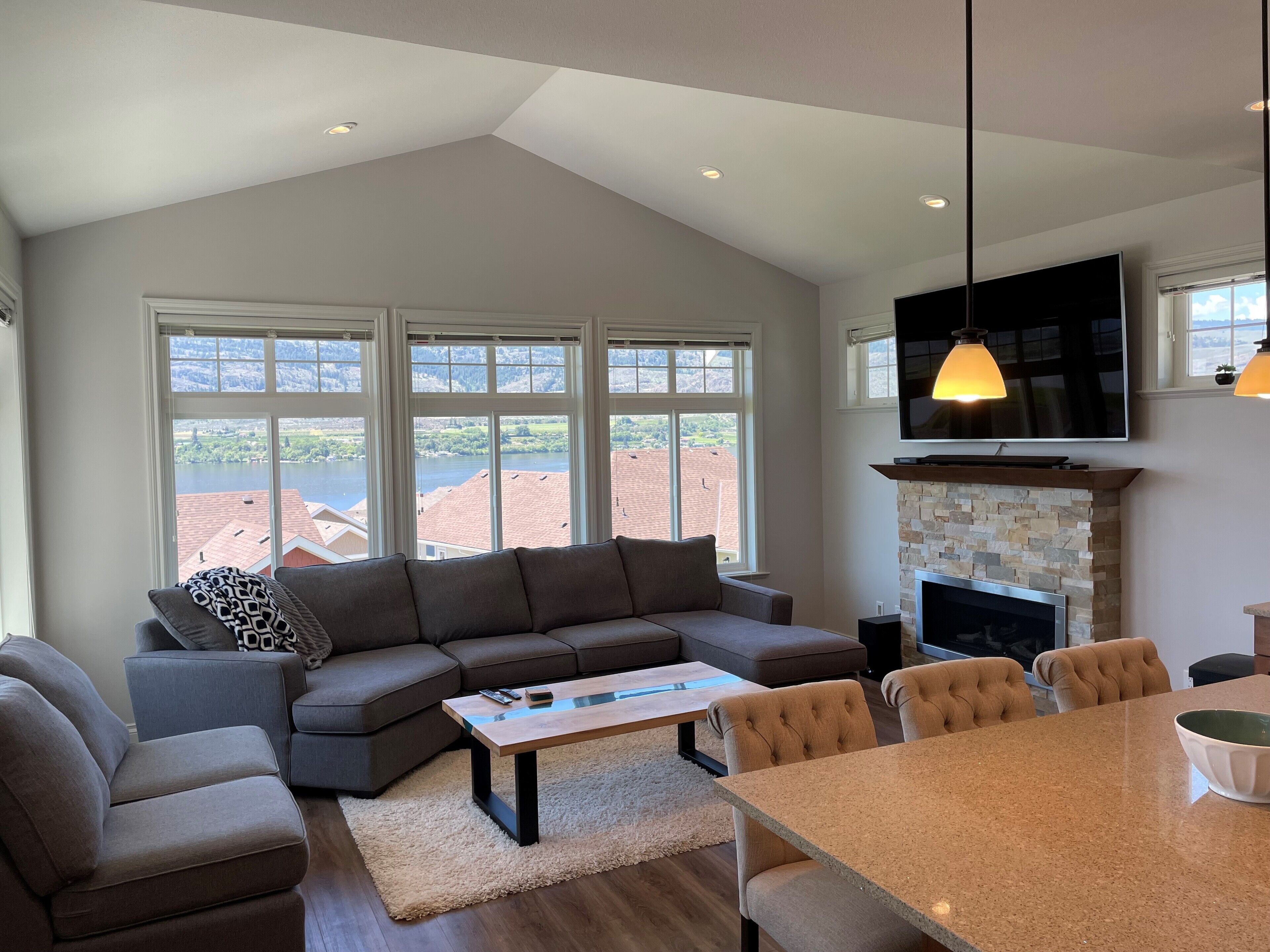 TV connectée, cheminée, chaîne hi-fi