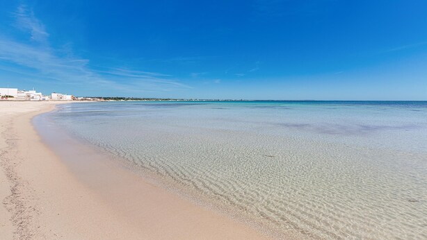 A beach with clear water and a sandy shore. - Residence Bellavista - App 4 PP (Torre Lapillo)