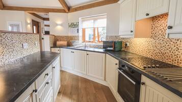 Cottage | Private kitchen | Fridge, electric kettle, toaster, cookware/dishes/utensils