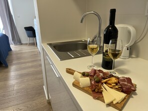 Kühlschrank, Herdplatte, Wasserkocher, Toaster