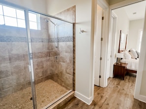 Ensemble douche/baignoire, sèche-cheveux, serviettes fournies, savon