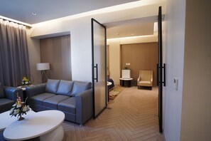 Premium studio suite | Woonruimte | Een 32-inch ledtelevisie met satellietzenders en televisie