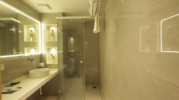 Luxury Room | Bathroom | Shower, hydromassage showerhead, free toiletries, slippers