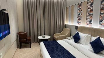 Luxury Room | Egyptian cotton sheets, premium bedding, down duvets, in-room safe