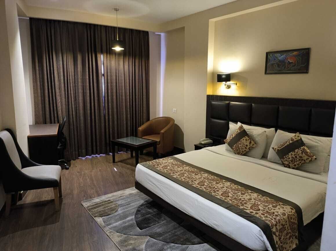 Egyptian cotton sheets, premium bedding, down duvets, in-room safe