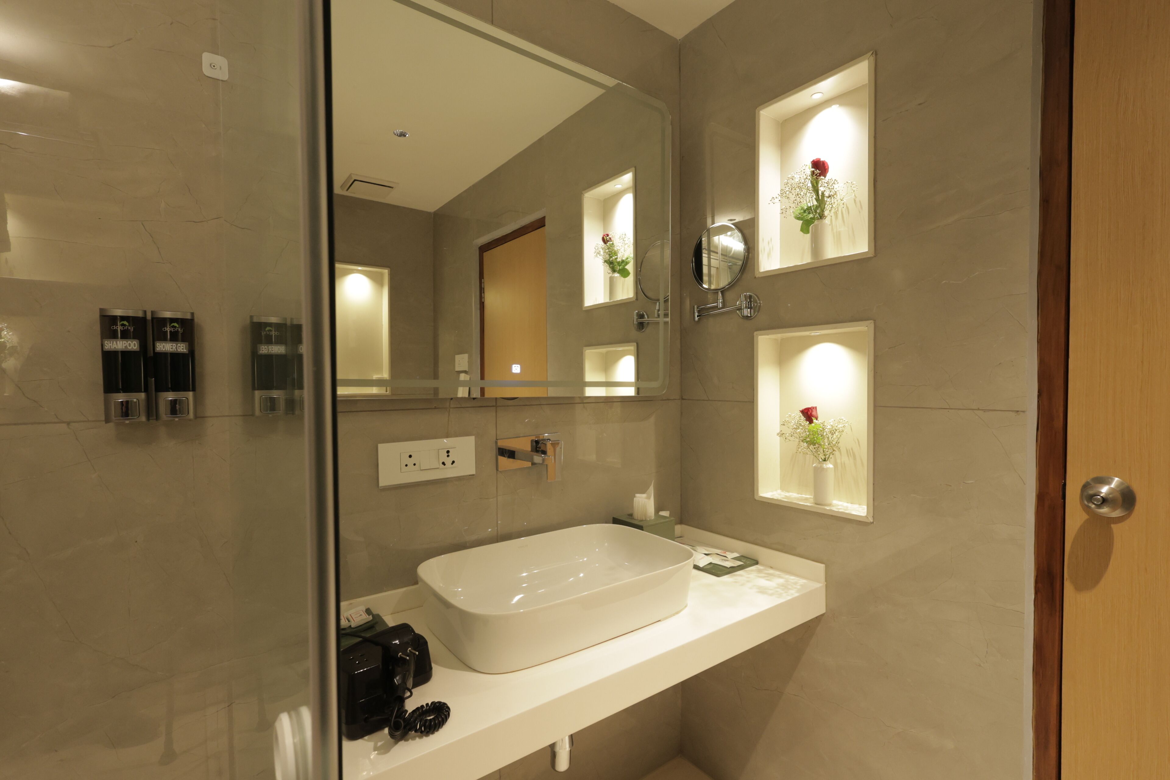 Studio Suite Premium | Phòng tắm | Buồng tắm vòi sen, vòi sen thủy lực, đồ dùng nhà tắm miễn phí 