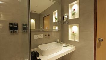 Studio Suite Premium | Phòng tắm | Buồng tắm vòi sen, vòi sen thủy lực, đồ dùng nhà tắm miễn phí