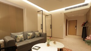 Una sala de estar moderna con sofá, mesa de centro y espejo.