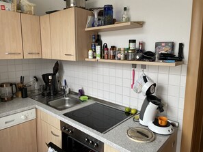 Réfrigérateur, un four, surface de cuisson, lave-vaisselle