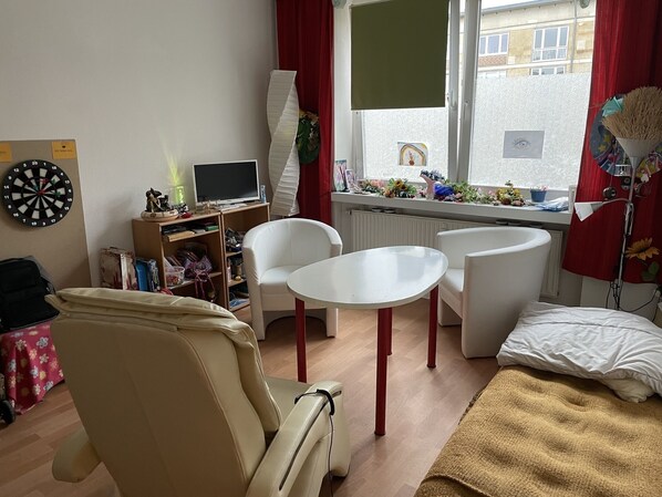 1 chambre, fer et planche à repasser, literie fournie