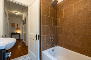 Combined shower/bathtub, hair dryer, bidet, towels - NEW! Cheerful 2 bd bungalow with hot tub. Must see! (Waynesboro)