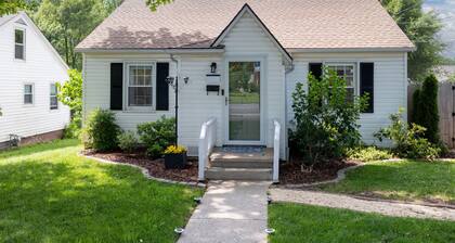NEW! Cheerful 2 bd bungalow with hot tub. Must see!