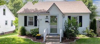 NEW! Cheerful 2 bd bungalow with hot tub. Must see!
