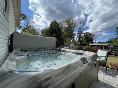 NEW! Cheerful 2 bd bungalow with hot tub. Must see!