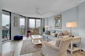 TV, tavolo da ping pong, stampante