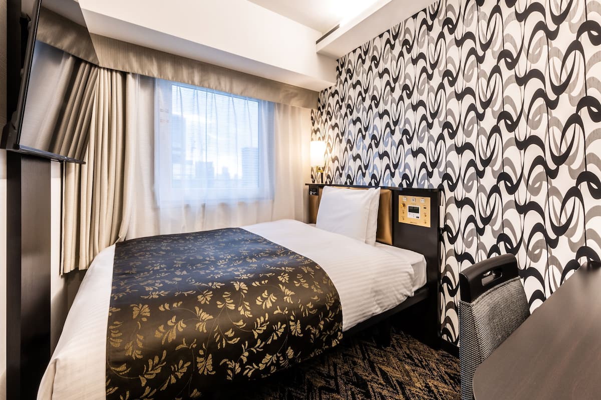 1 bedroom, down comforters, desk, laptop workspace