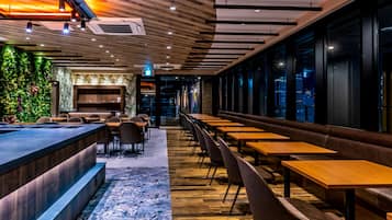 3 restaurants, breakfast served