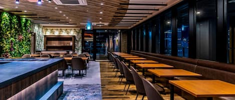 3 restaurants, breakfast served