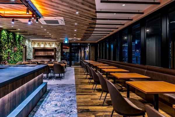 3 restaurants, breakfast served