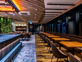 3 か所のレストラン、朝食に営業