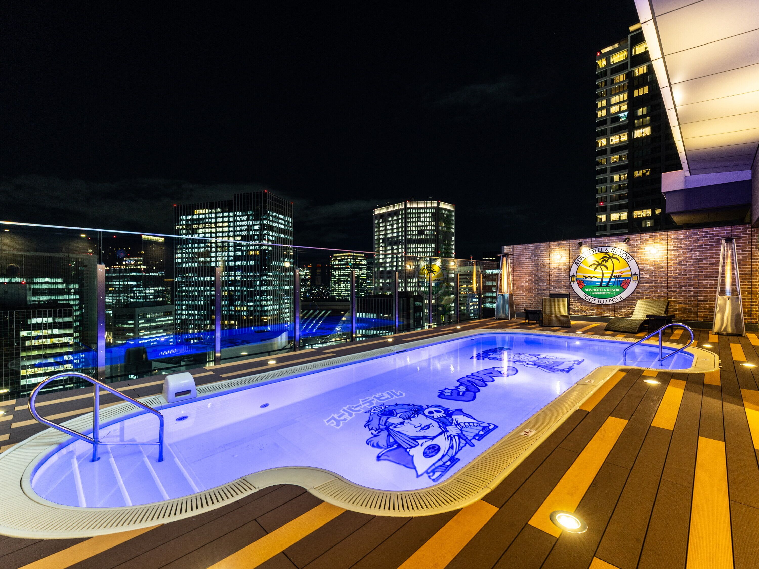 Seasonal outdoor pool, open 9:00 AM to 10:00 PM, pool loungers