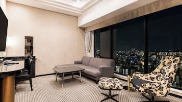 Suite, Non Smoking | Down comforters, desk, laptop workspace, blackout drapes