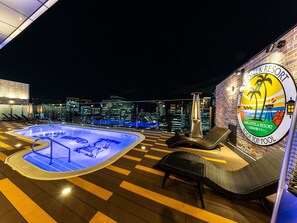 Piscina externa sazonal, funciona das 9h às 22h, espreguiçadeiras