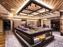 3 restaurants, breakfast served