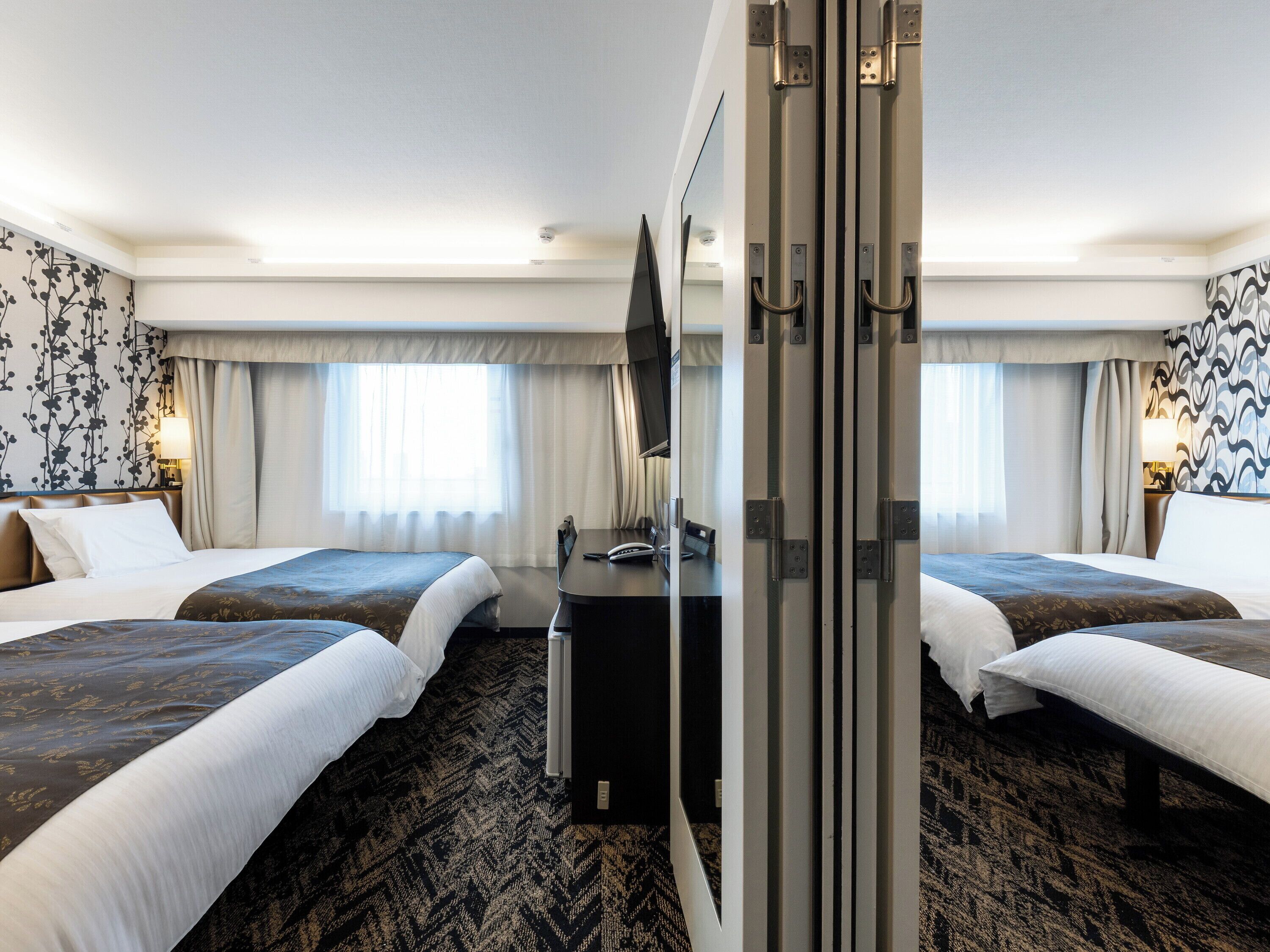 Duntäcken, skrivbord, arbetsyta för laptop och mörkläggningsgardiner