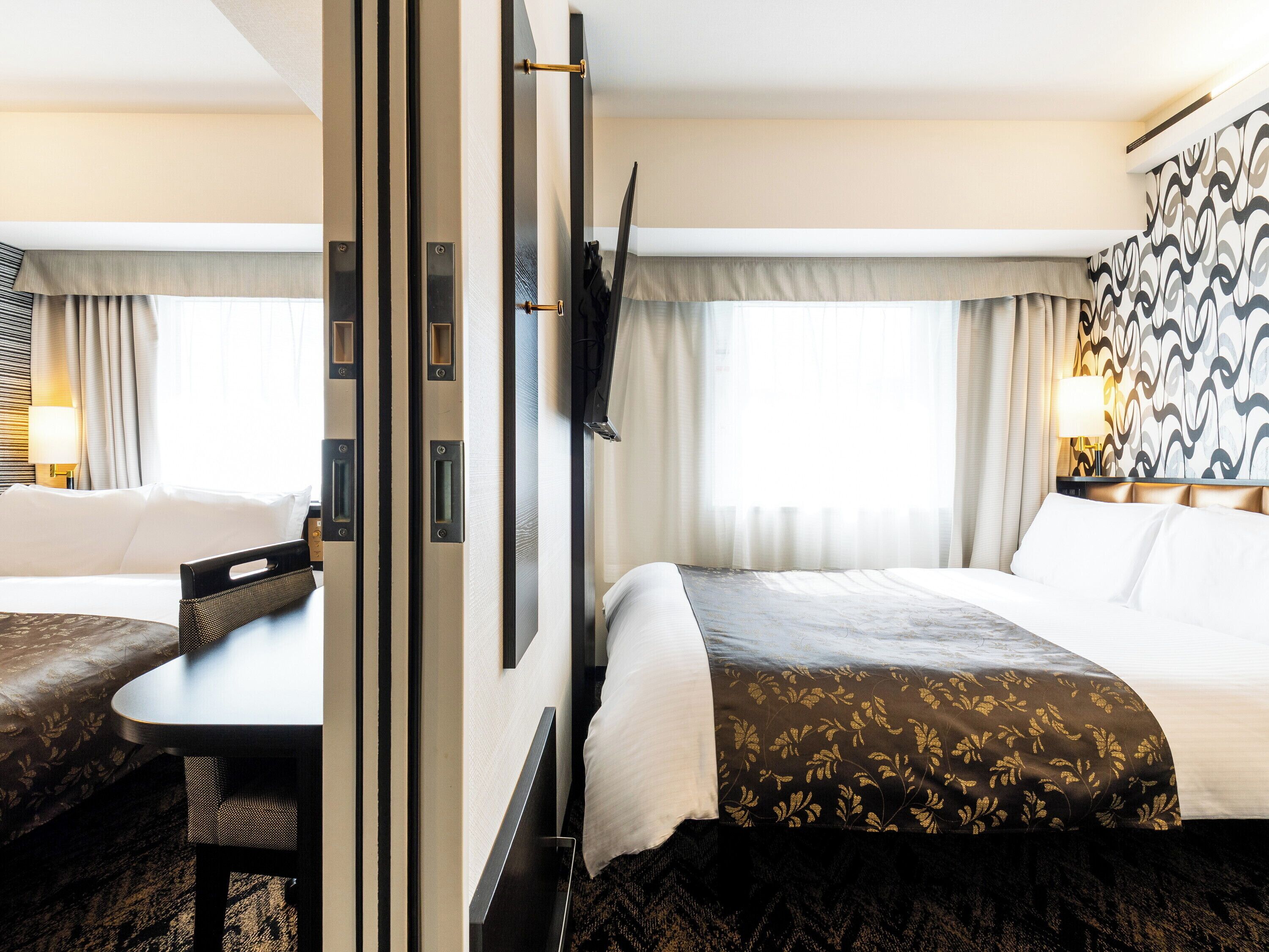 Dubbelrum - icke-rökare (Sky Floor, Connecting Rooms) | Duntäcken, skrivbord, arbetsyta för laptop och mörkläggningsgardiner