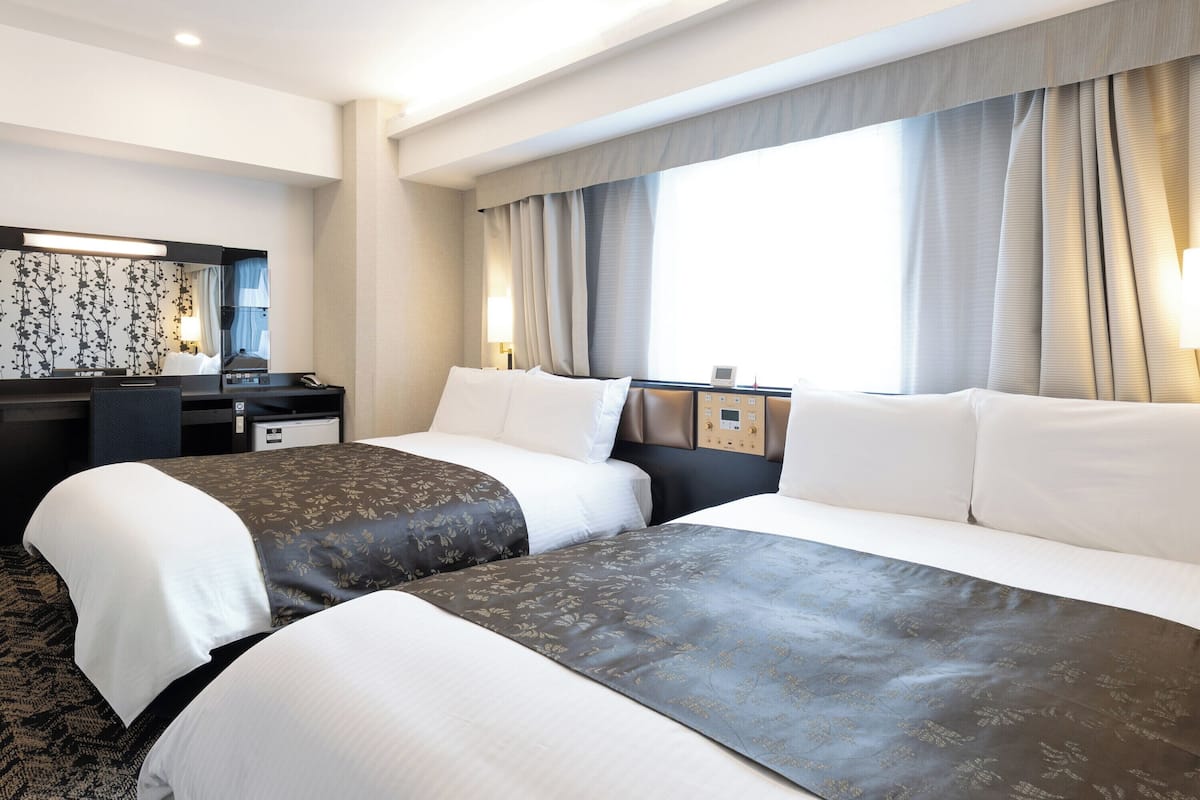 Duntäcken, skrivbord, arbetsyta för laptop och mörkläggningsgardiner