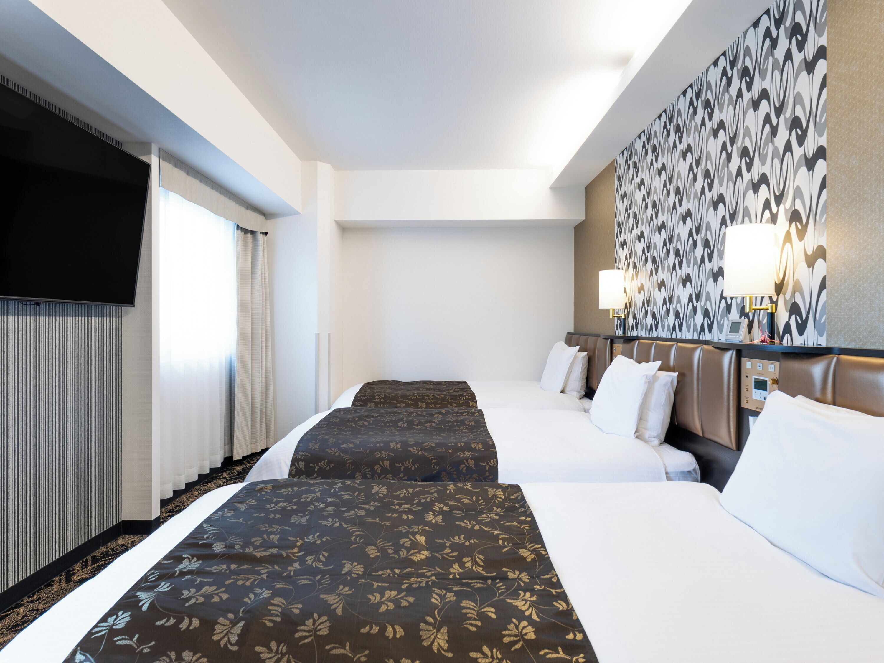 Duntäcken, skrivbord, arbetsyta för laptop och mörkläggningsgardiner