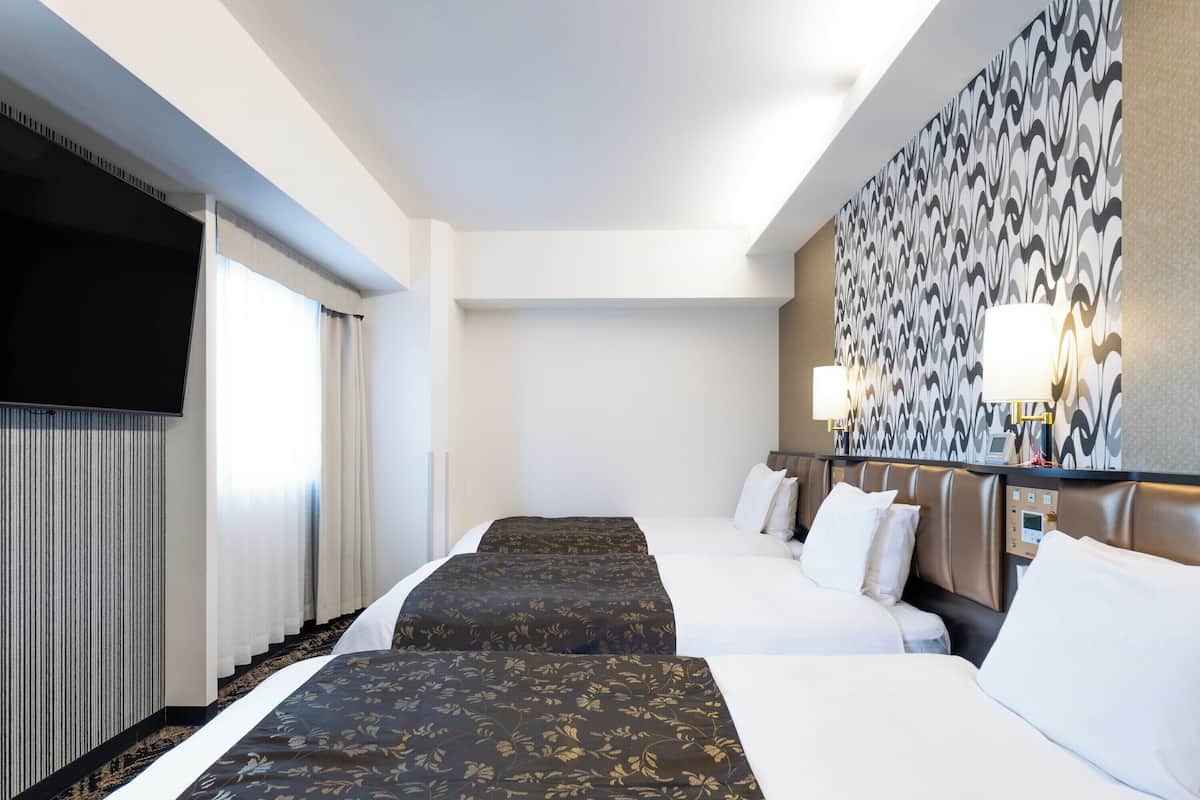 Duntäcken, skrivbord, arbetsyta för laptop och mörkläggningsgardiner