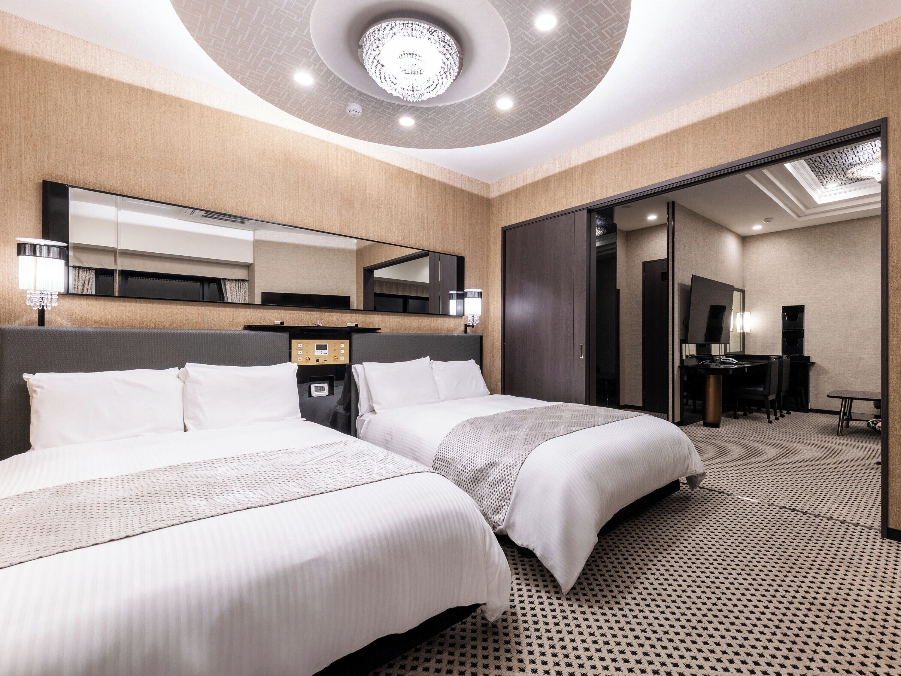 Svit - icke-rökare | Duntäcken, skrivbord, arbetsyta för laptop och mörkläggningsgardiner