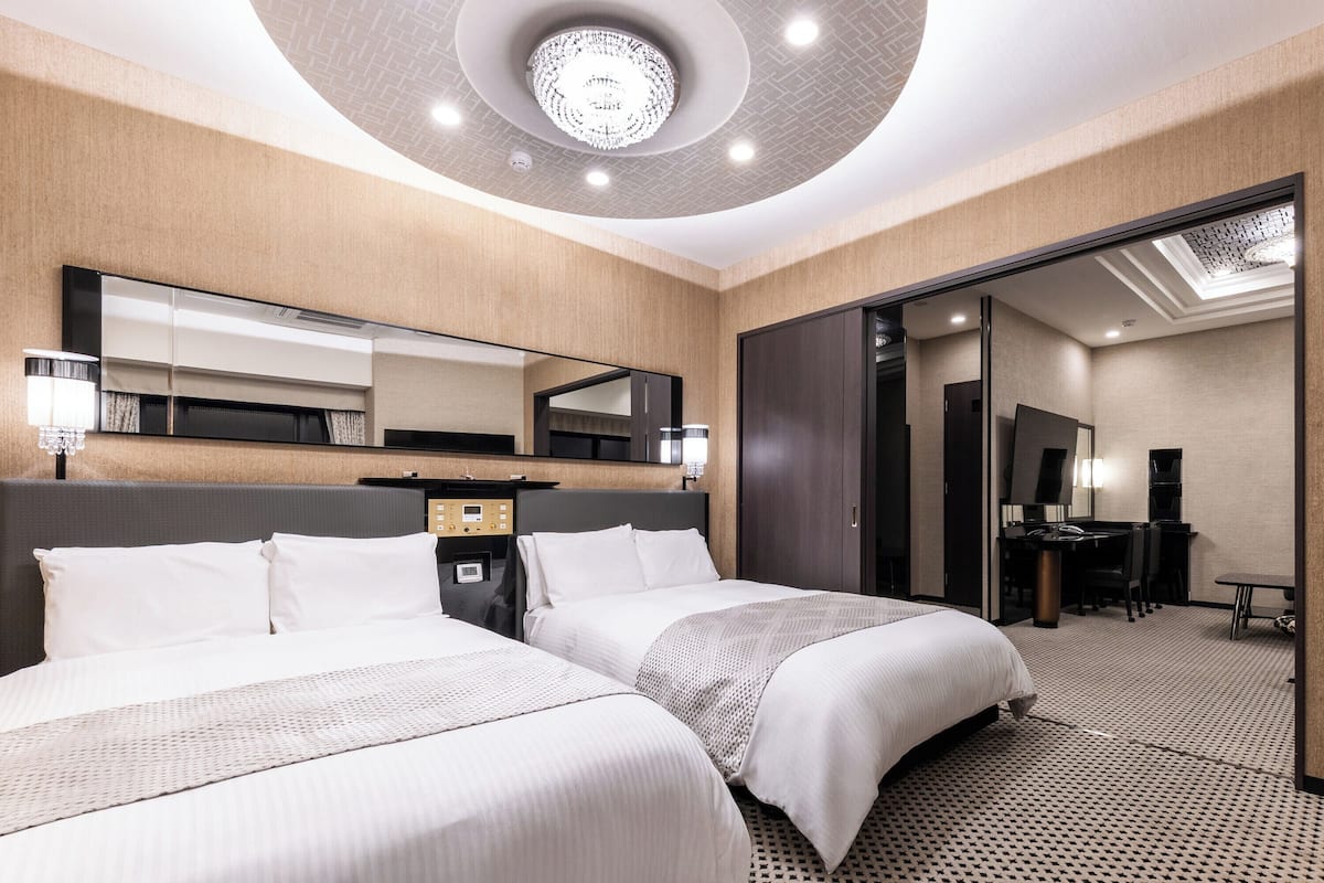 Svit - icke-rökare | Duntäcken, skrivbord, arbetsyta för laptop och mörkläggningsgardiner