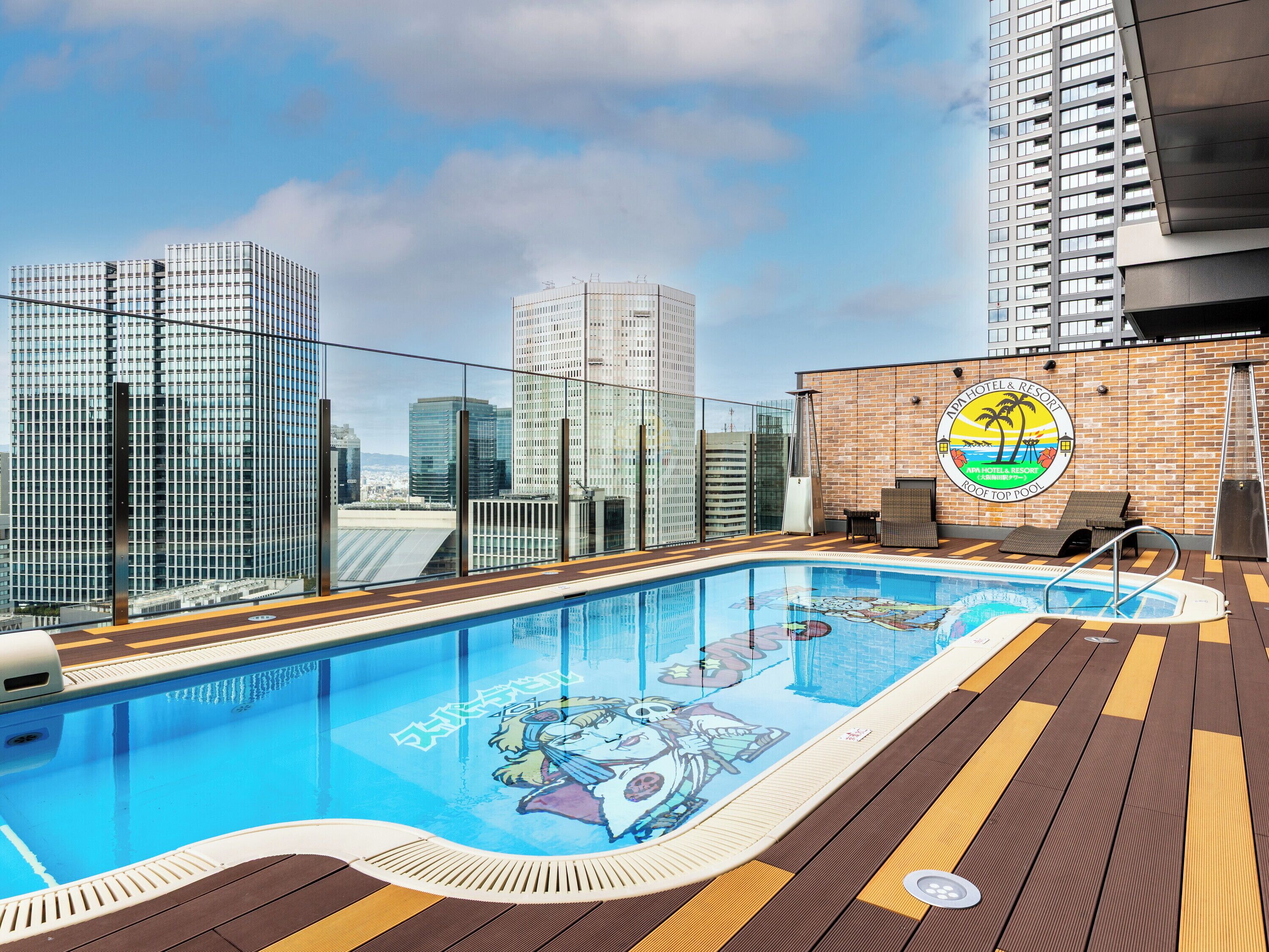 季節限定屋外プール、営業時間 9:00 ～ 22:00、サンラウンジャー