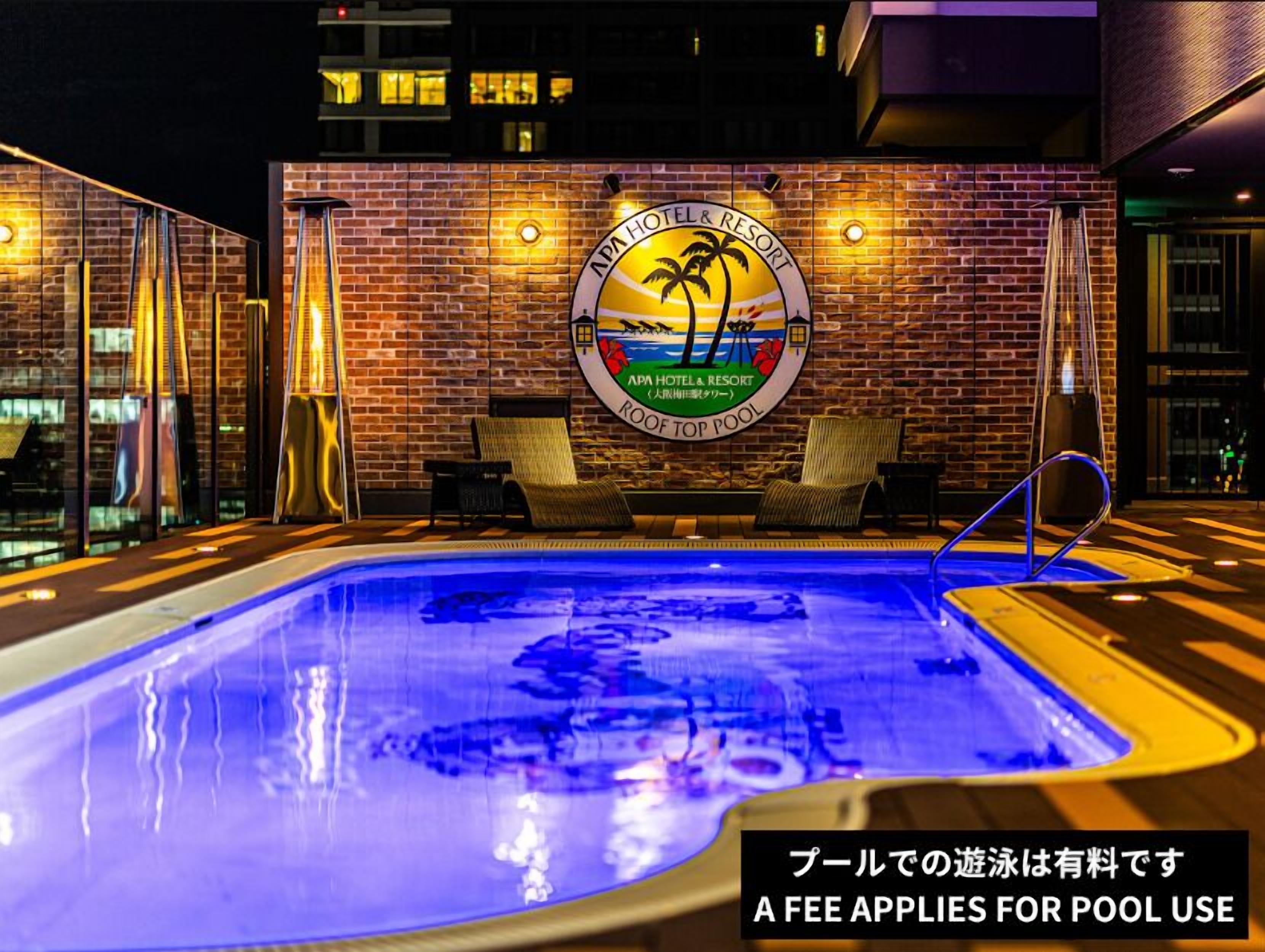 季節限定屋外プール、営業時間 9:00 ～ 22:00、サンラウンジャー